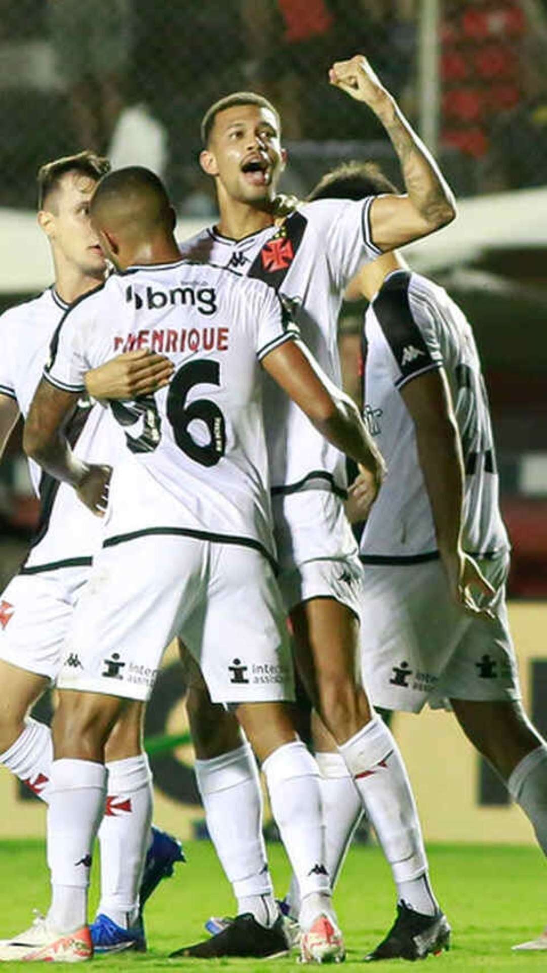 Vasco bate Vitória e segue de olho na parte de cima da tabela do Brasileirão