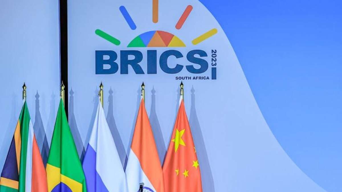 Brics: Irã vai agir contra 'hegemonia do dólar', diz ministro