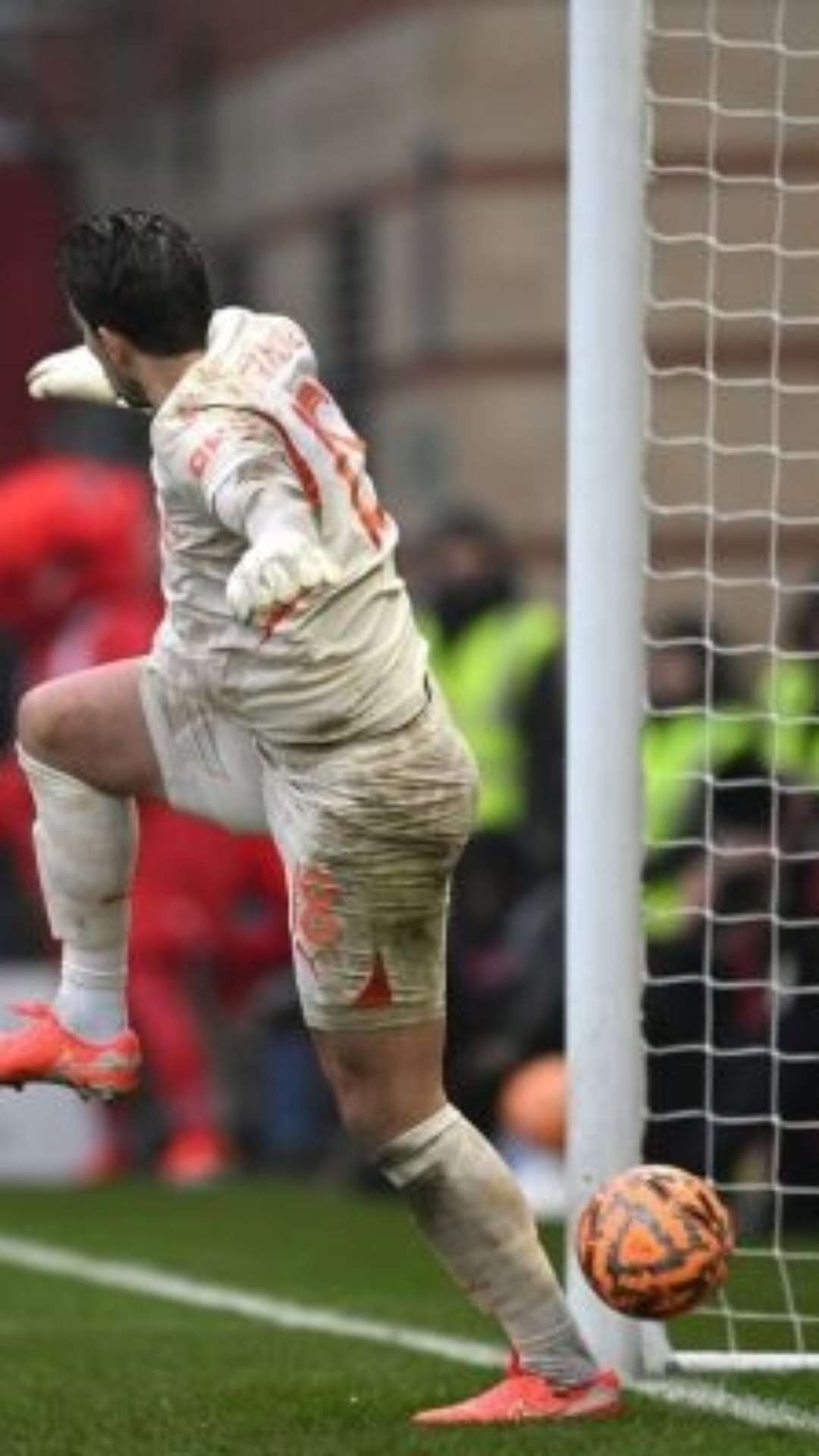 Time da Terceirona inglesa faz gol do meio de campo em cima do City