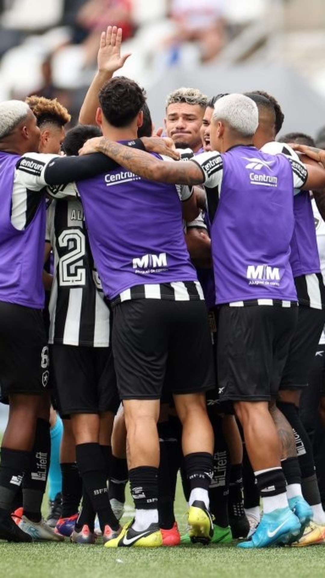 Jogadores do Botafogo exigem pagamento de premiações antes da reapresentação