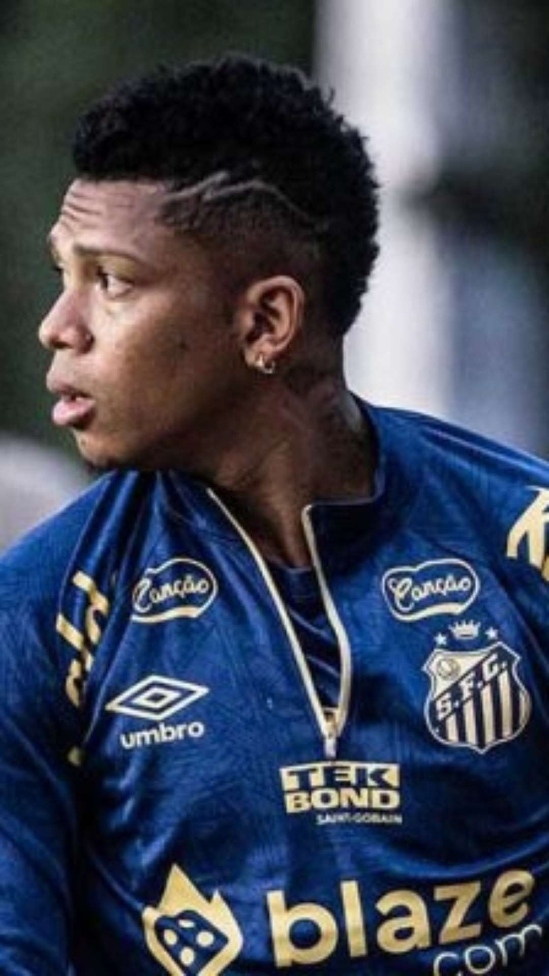 Santos estuda rescindir contrato com Billy Arce