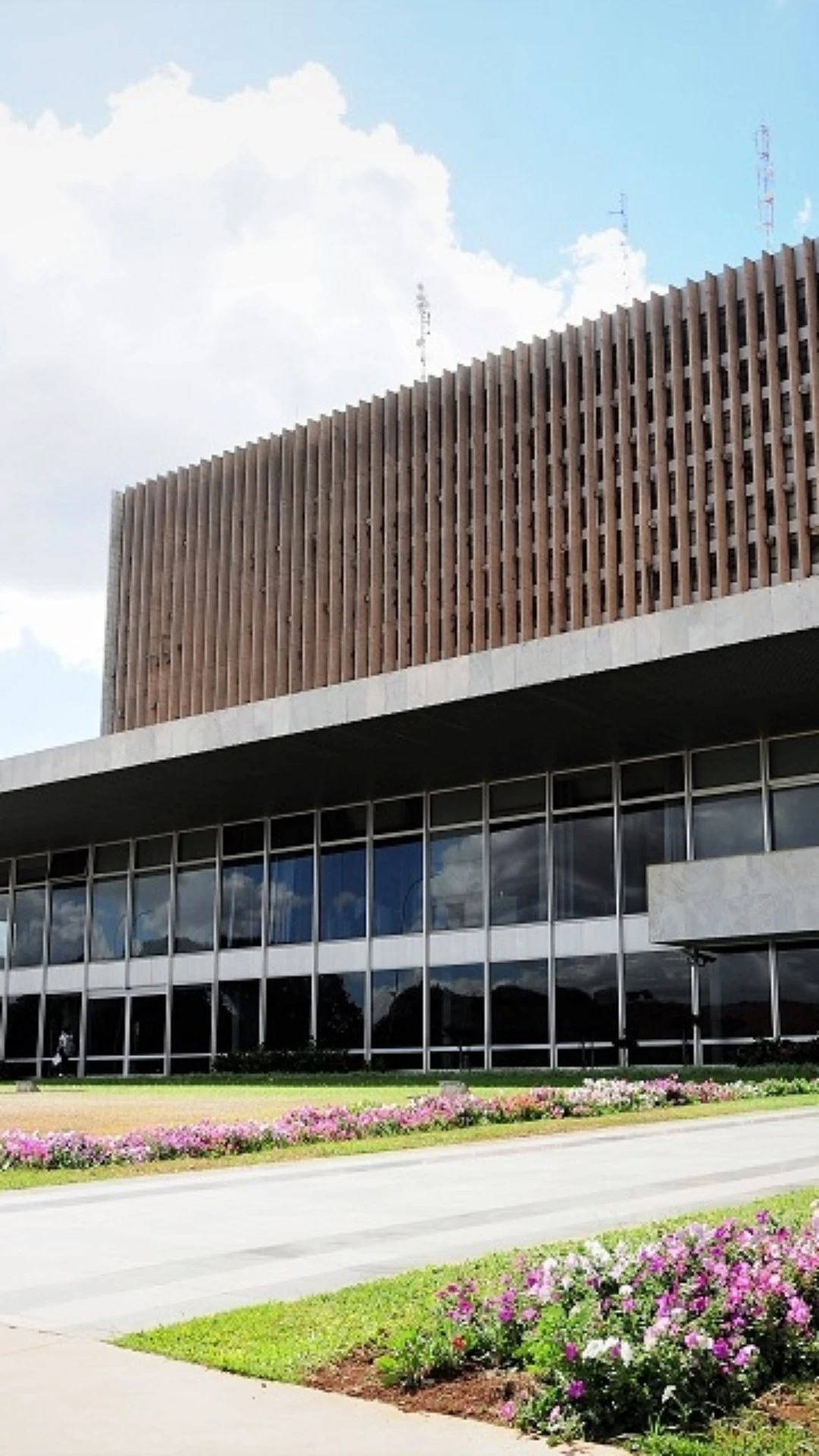 GDF aciona Justiça para encerrar greve dos professores e cita prejuízo aos alunos