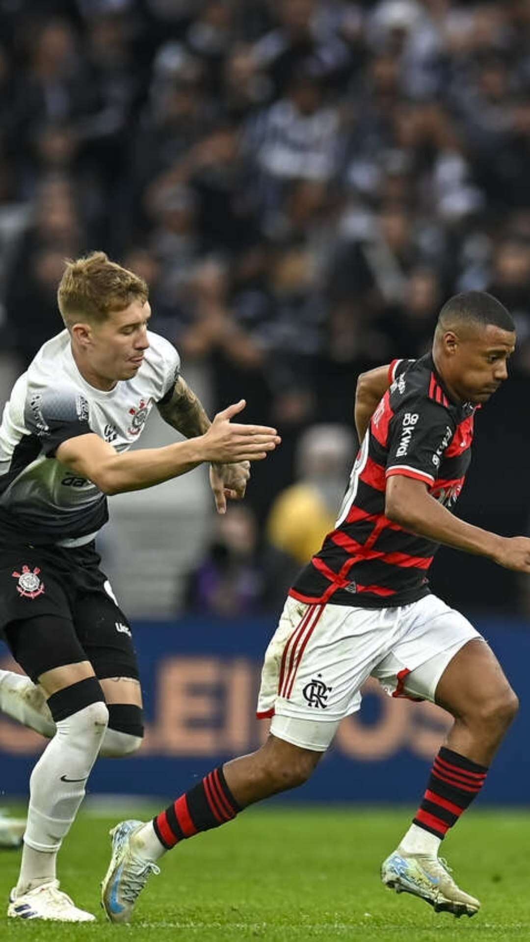 De la Cruz desembarca mancando; Flamengo atende torcedores em chegada