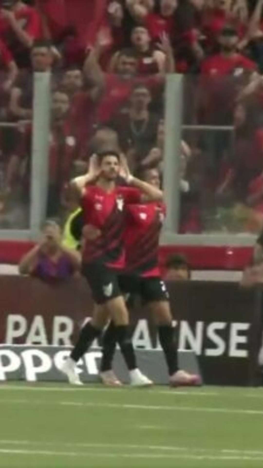 De virada, Athletico vence Paraná e larga bem na estreia do Paranaense