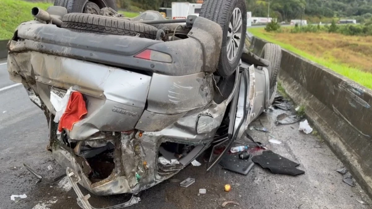 Dunga, ex-seleção brasileira, capota o carro com esposa no Paraná