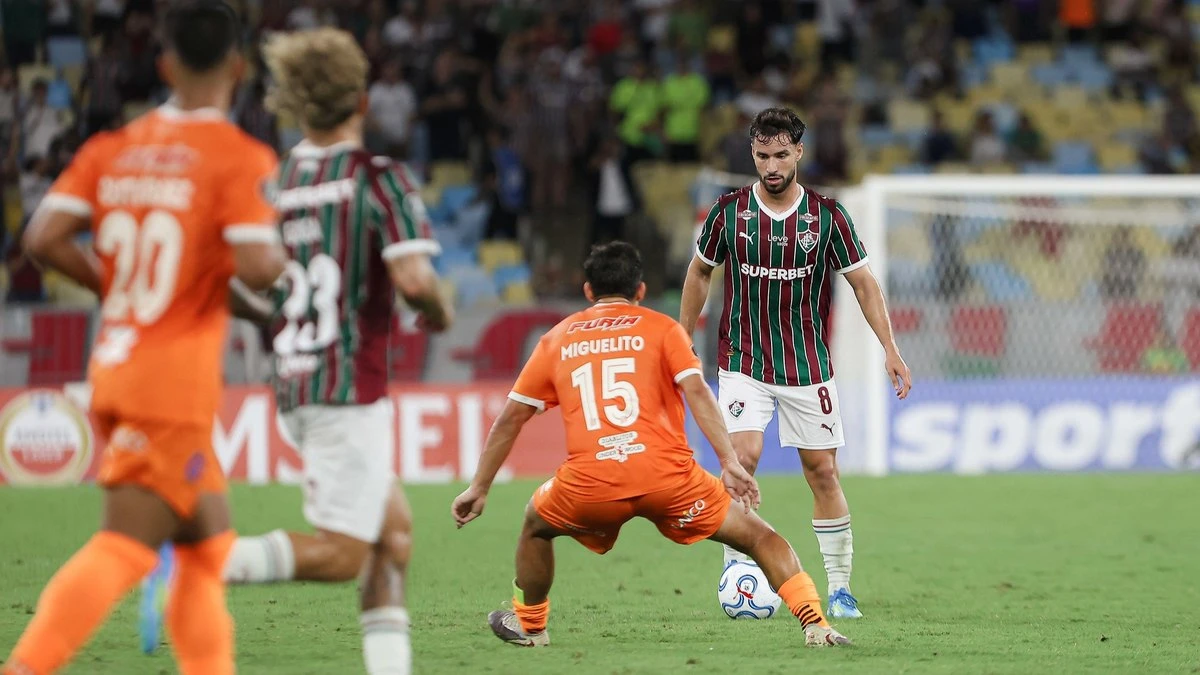 Fluminense faz dever de casa, conta com ajuda argentina e avança