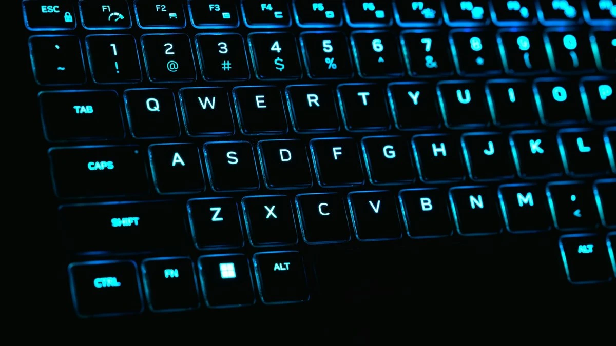 Por que as teclas F e J do teclado têm um traço em alto-relevo?