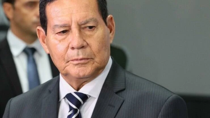Preocupado com a visão exterior, Mourão sobrevoa a Amazônia com embaixadores