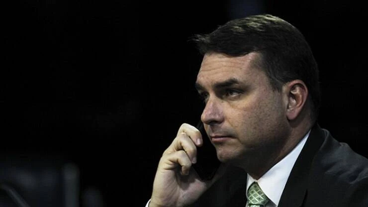 Flávio Bolsonaro entra com notícia-crime contra Bonner e Renata Vasconcellos