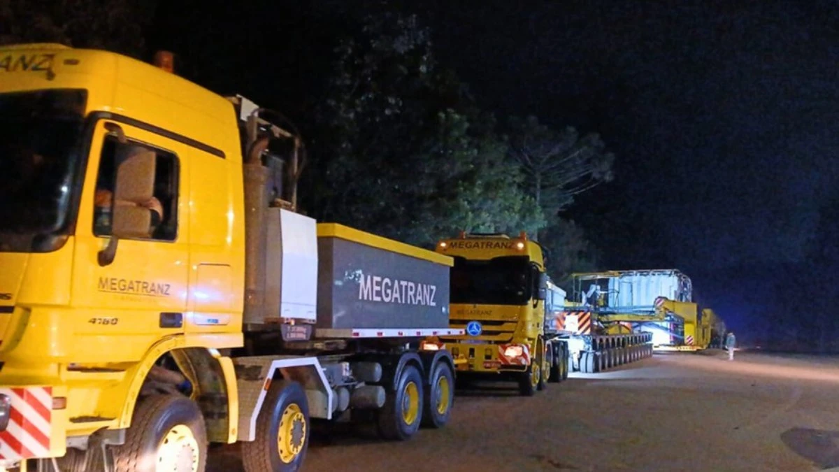 Vídeo: carga gigante para em cidade histórica antes de seguir