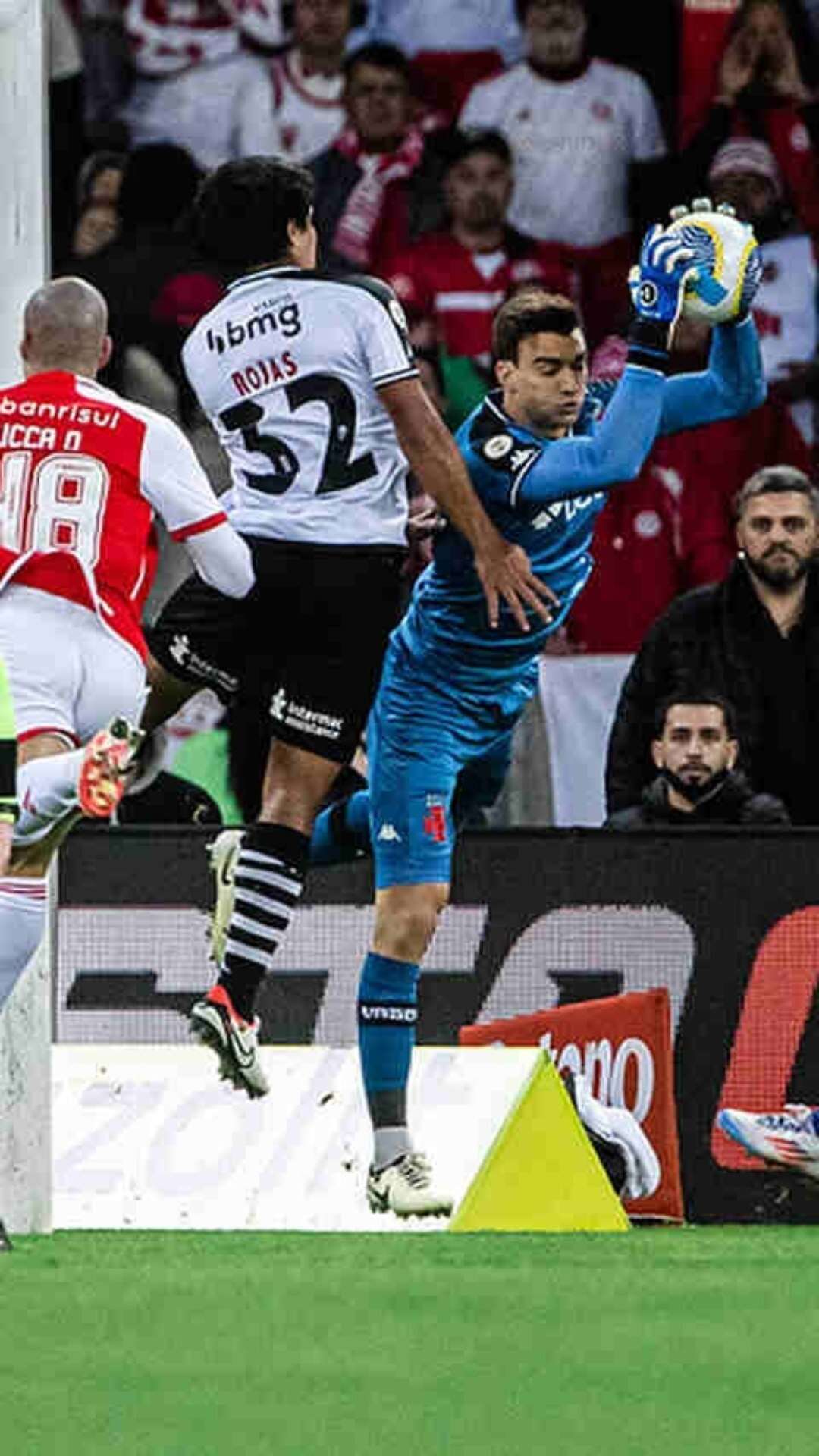 Rojas cumpre protocolo da CBF e desfalca o Vasco contra o Corinthians