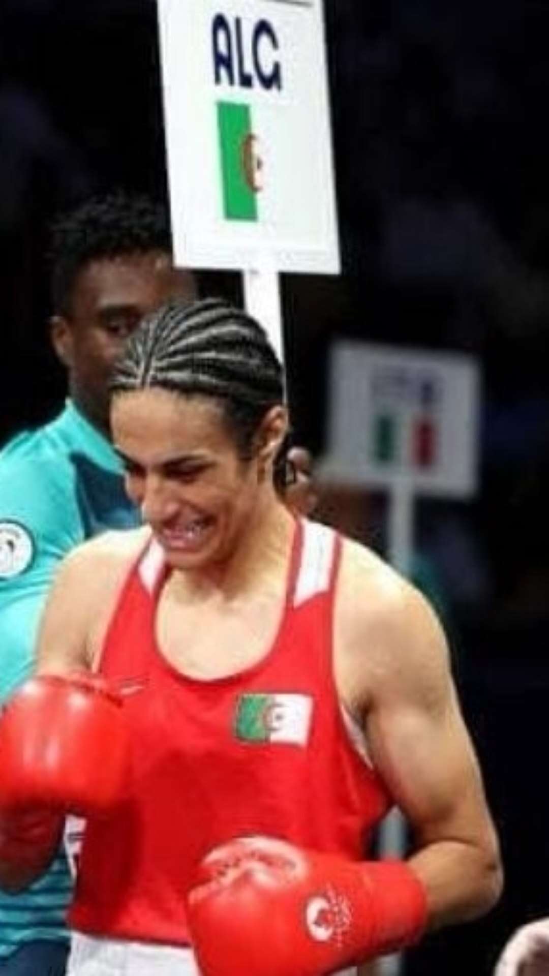 Boxeadora argelina conquista 1ª medalha em Paris e defende mulheres contra ataques