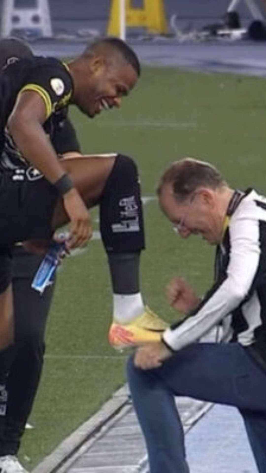 Júnior Santos marca em retorno ao Botafogo e tem chuteira ‘engraxada’ por Textor