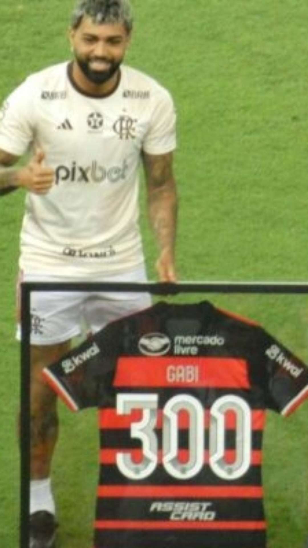 Gabigol é homenageado pelo Flamengo por atingir 300 jogos pelo clube