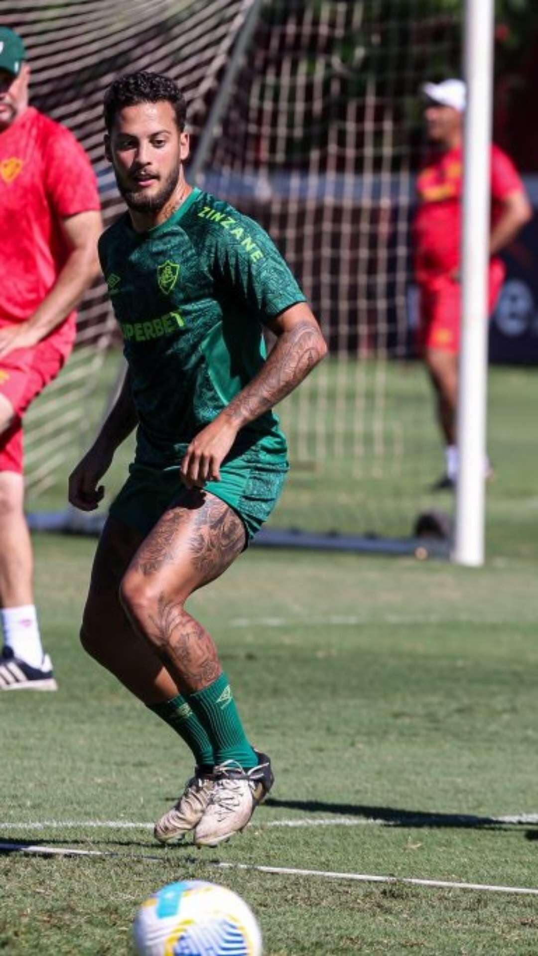 Com mudanças no time titular, Fluminense enfrenta o Atlético-GO para se afastar do Z-4