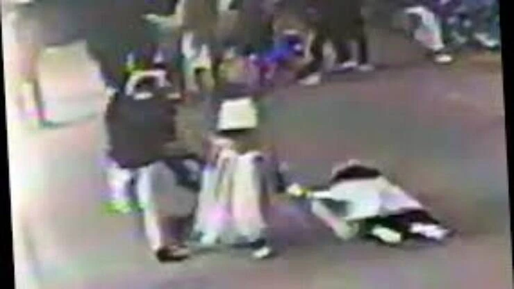 Vídeo mostra criança de 8 anos sendo baleada caminhando com os pais; assista