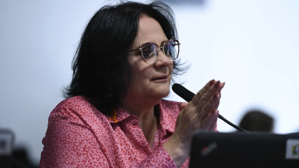 Damares se manifesta após PF achar droga em avião da igreja de seu tio