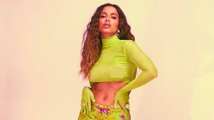 Anitta posta foto com blusa transparente e fãs comemoram: 
