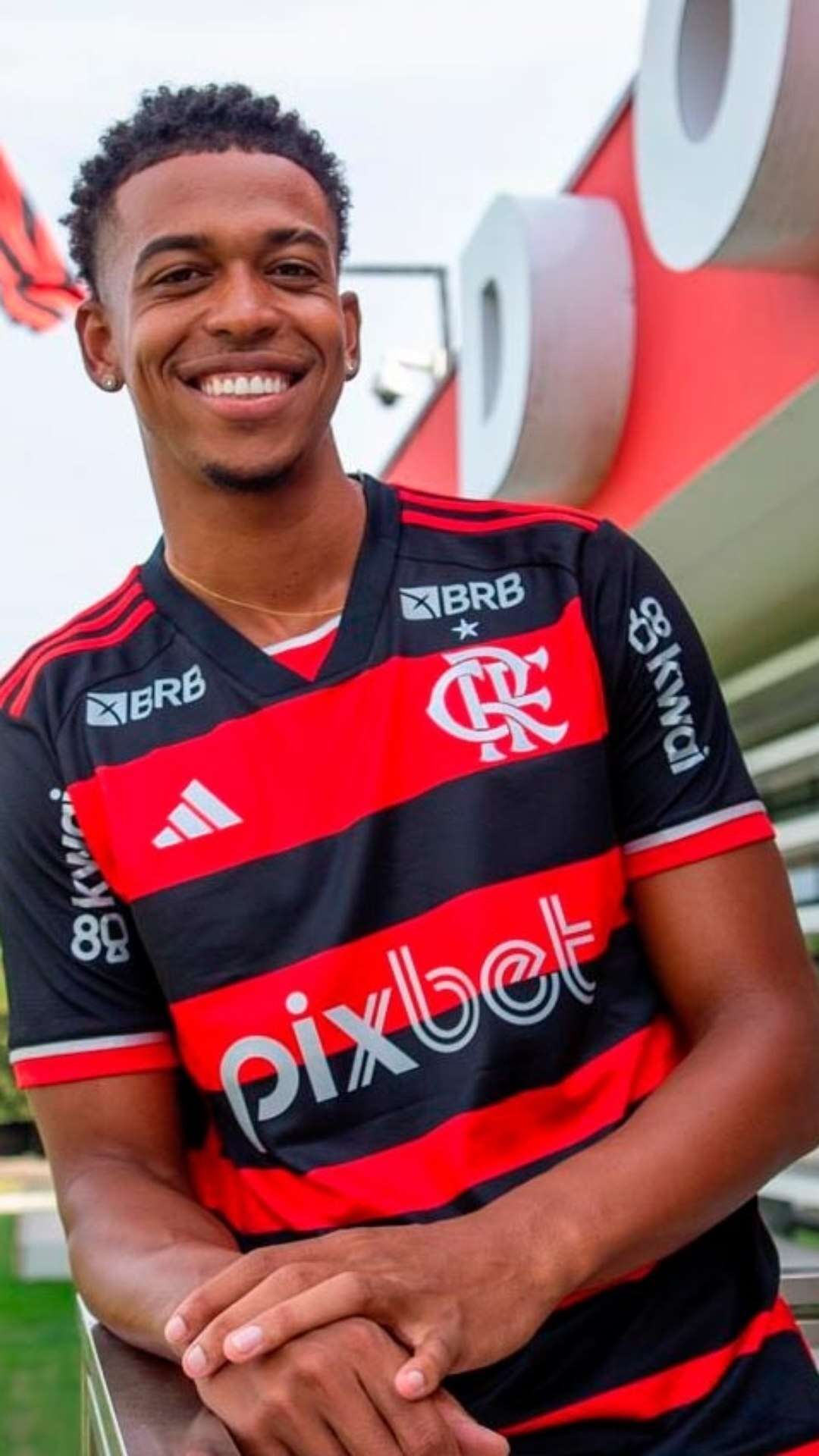 Carlinhos volta a treina no Flamengo após morte da mãe