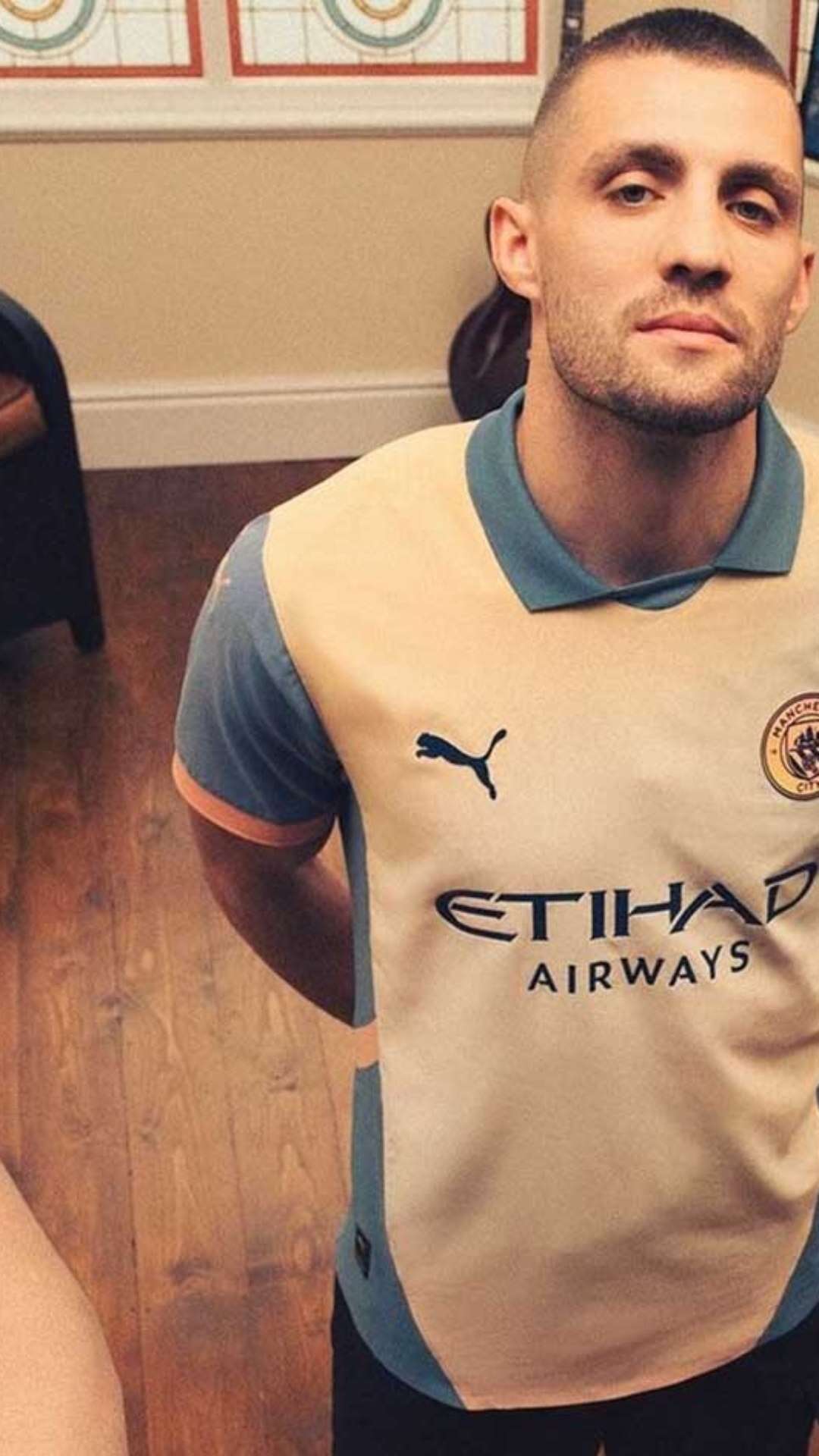 Manchester City recria capa do Oasis em lançamento de novo uniforme