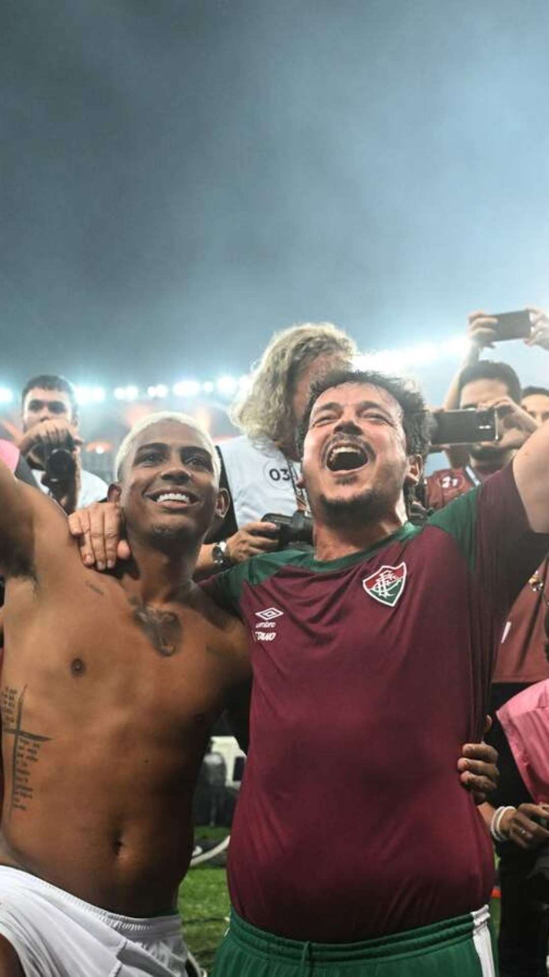 Diniz conversa com John Kennedy em almoço após treino do Fluminense