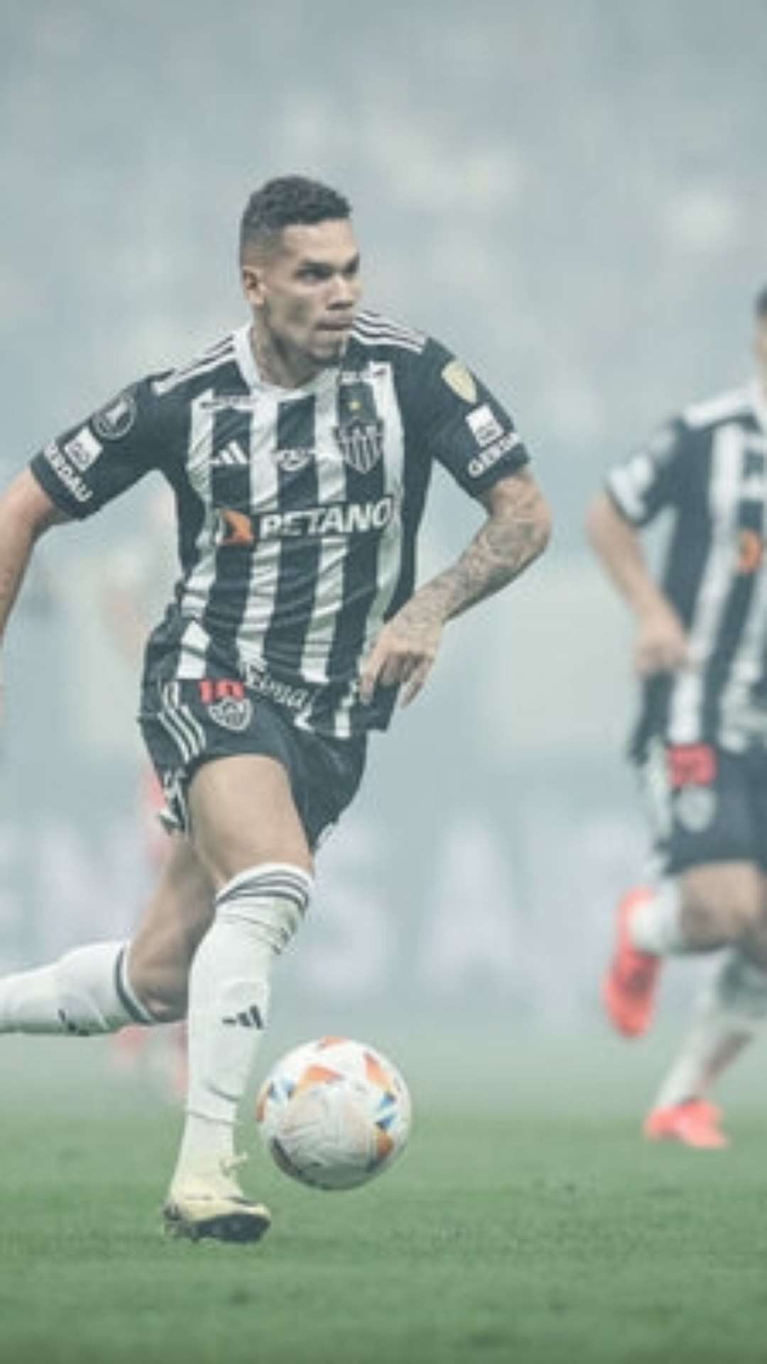 Paulinho festeja vantagem, mas pede pés no chão do Atlético contra o River Plate