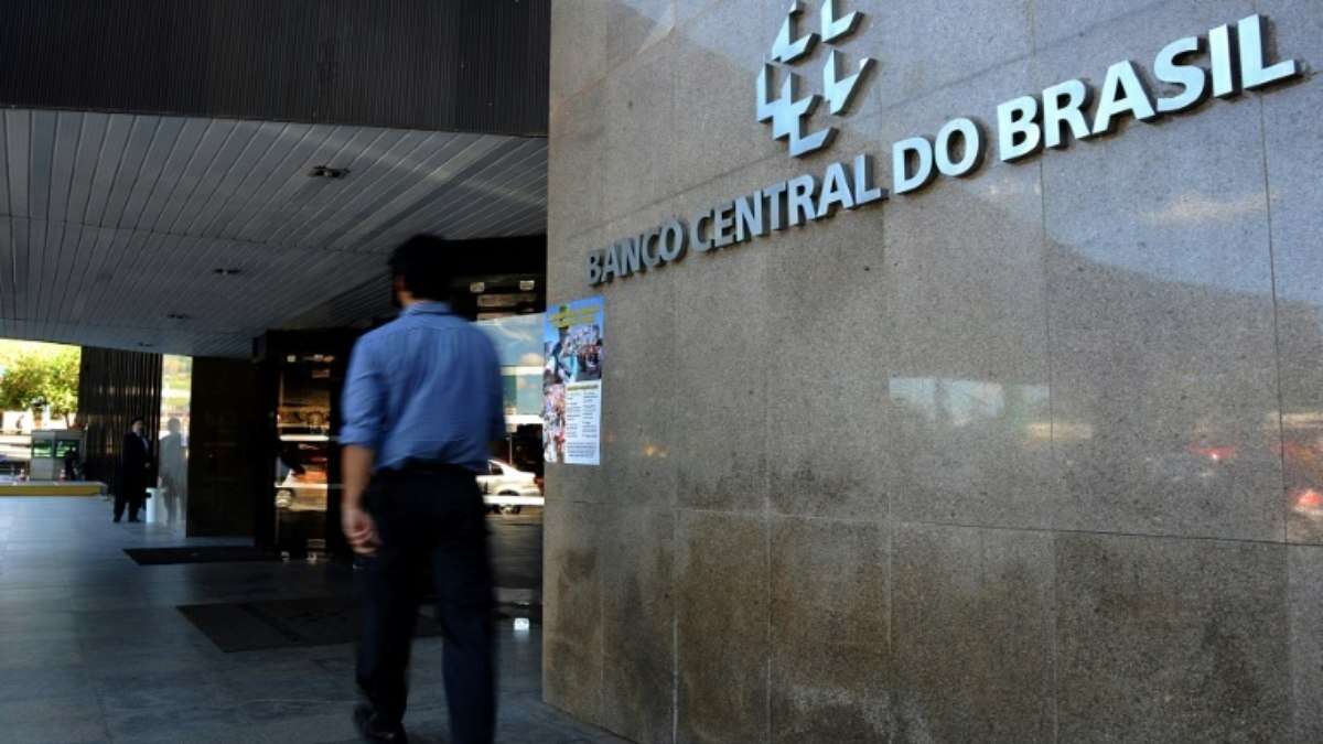 Dólar fecha em queda e chega a R$ 6,06 após mais leilões de US$ 7 bilhões do BC