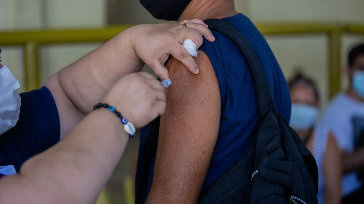 Vai viajar e precisa se vacinar? Saiba como agendar médico do viajante