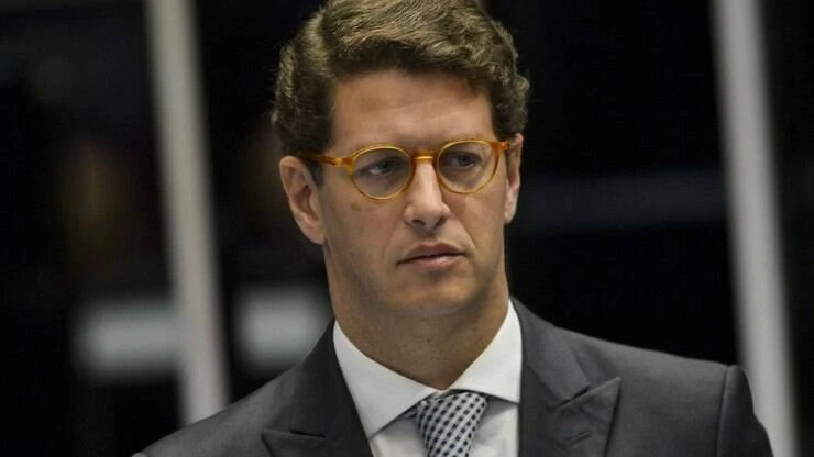 Salles vai a clube de tiro durante horário de trabalho na agenda oficial