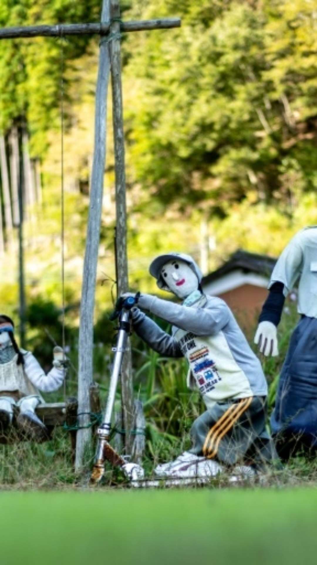 A pequena cidade com uma criança e dezenas de bonecos no Japão