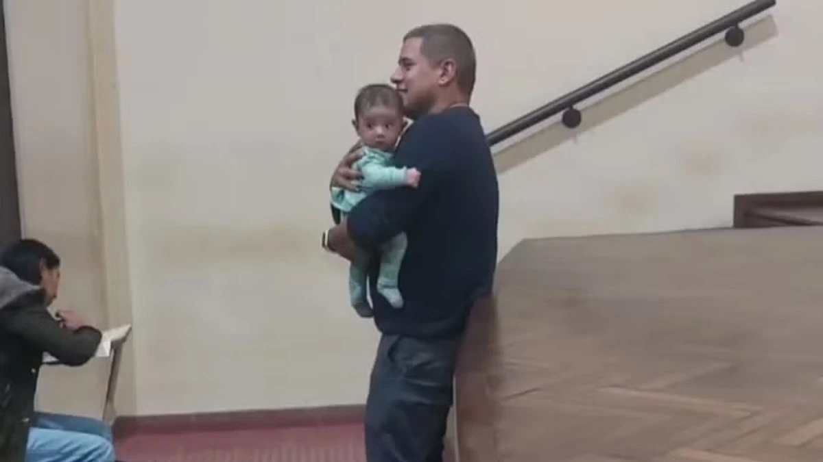 Professor viraliza ao segurar bebê de aluna durante prova