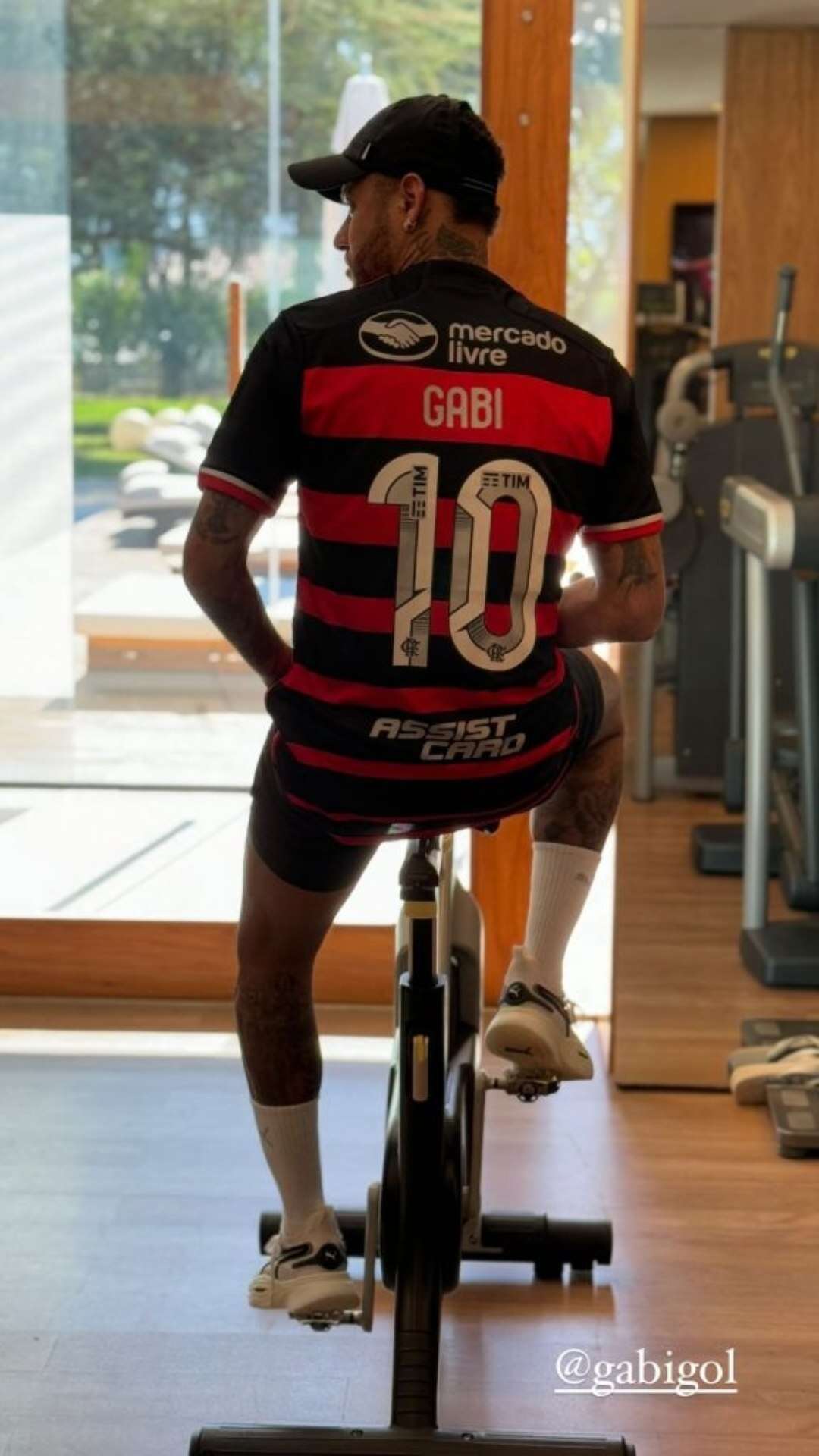 Neymar posta foto com camisa 10 do Flamengo, e Gabigol responde: “Combinou muito”