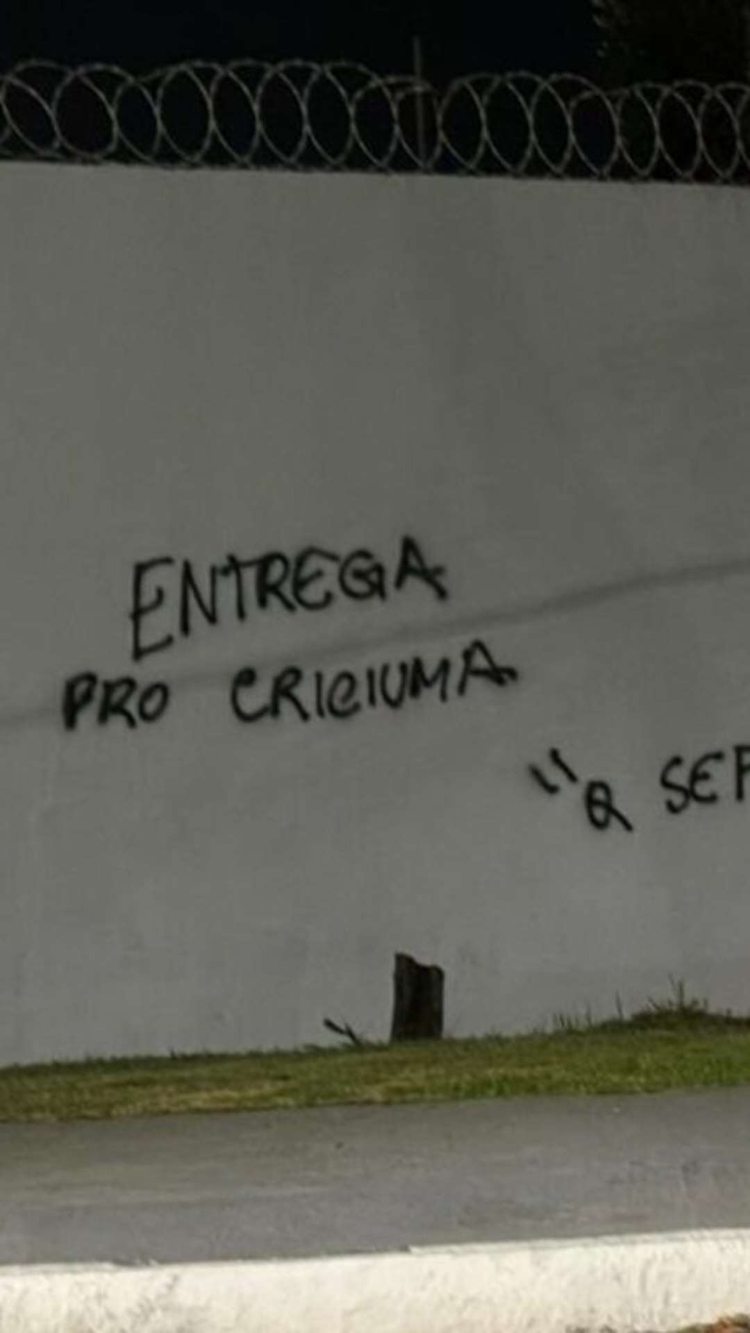 Torcedores do Flamengo picham muro no Ninho do Urubu por motivo inusitado