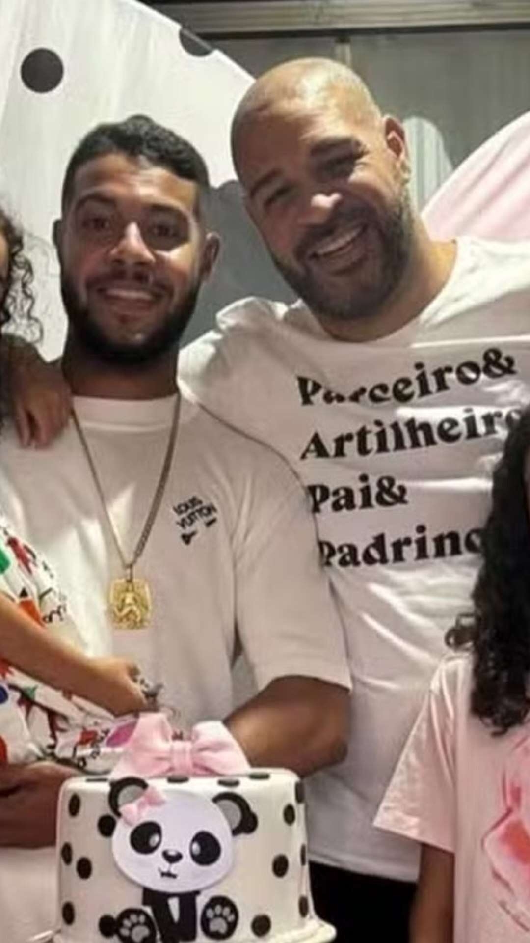 Adriano Imperador reúne família e ‘quebra’ web com semelhança