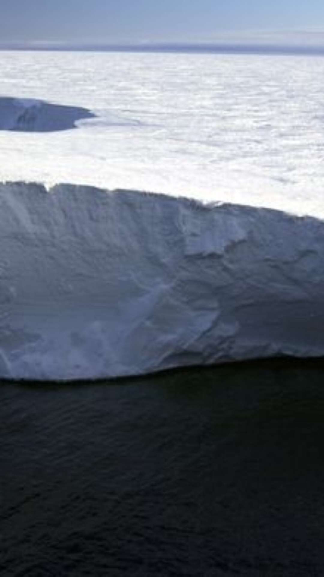 À deriva, maior iceberg do mundo pesa quase 1 trilhão de toneladas