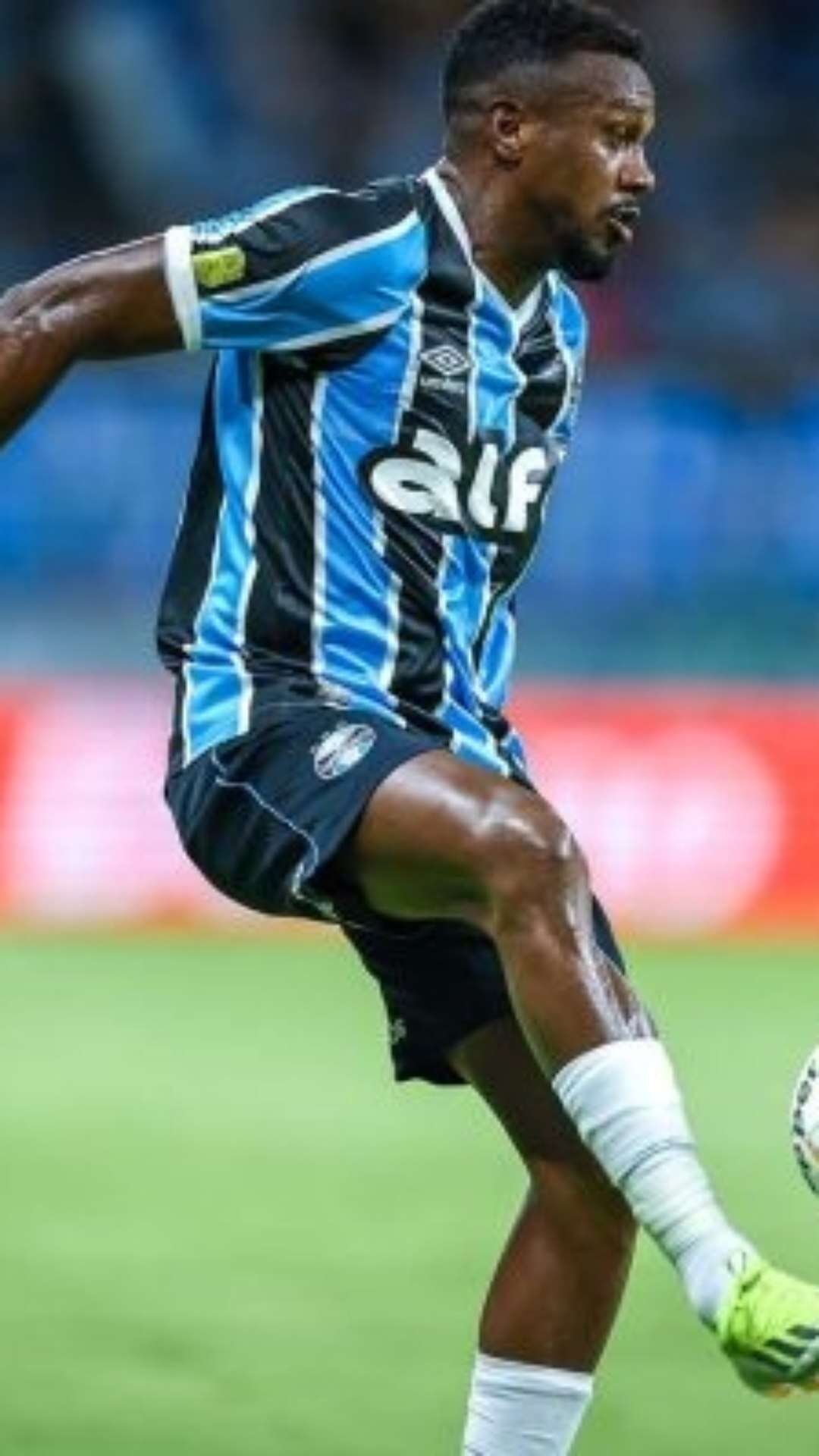 Mesmo em vitória, Edenílson expõe cobrança de Quinteros no Grêmio