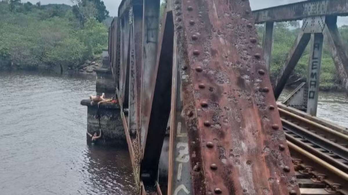 Mulher cai de ponte e fica duas horas suspensa por cadarço do marido em SC