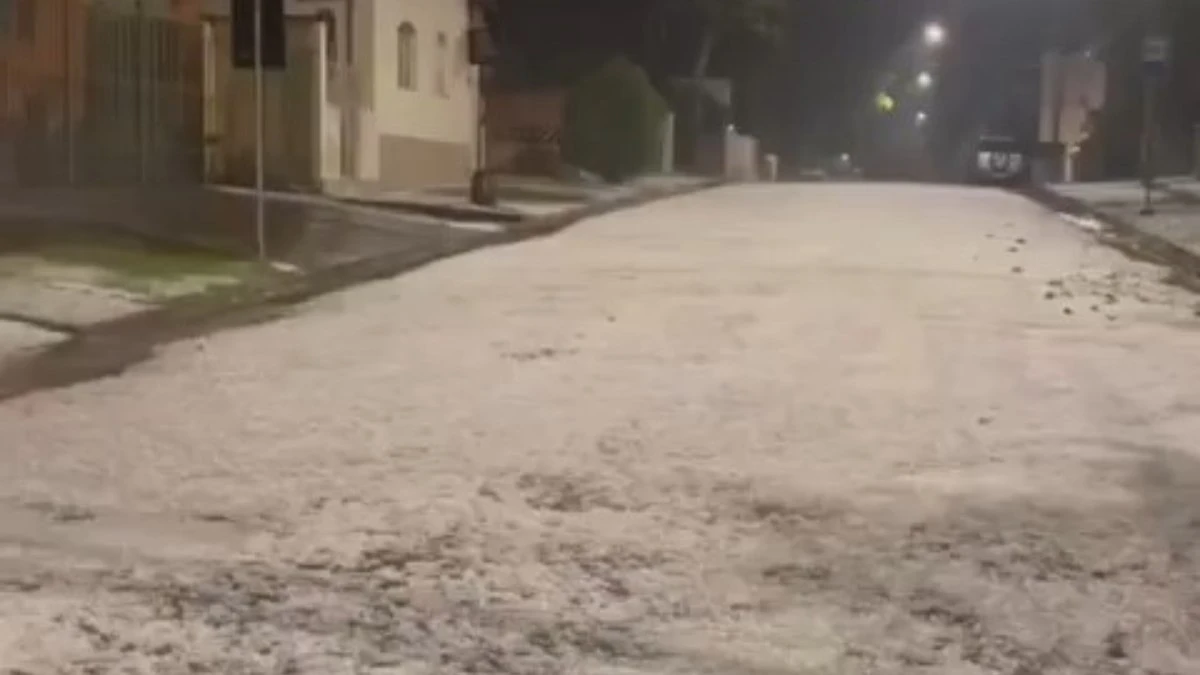 Granizo deixa ruas cobertas de gelo e cria cenário raro em MG
