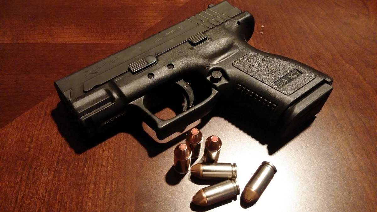 Menino de 3 anos atira em si mesmo com arma que era da mãe