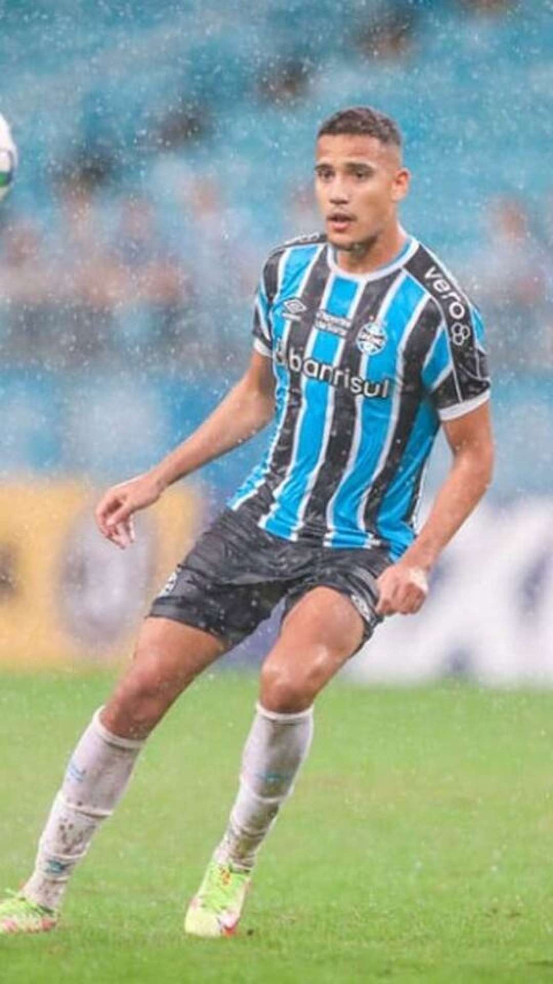 Zagueiro do Grêmio recebe multa após expulsão contra o Atlético-MG