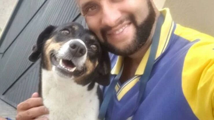 Carteiro encanta web com selfies que mostram sua amizade com os pets