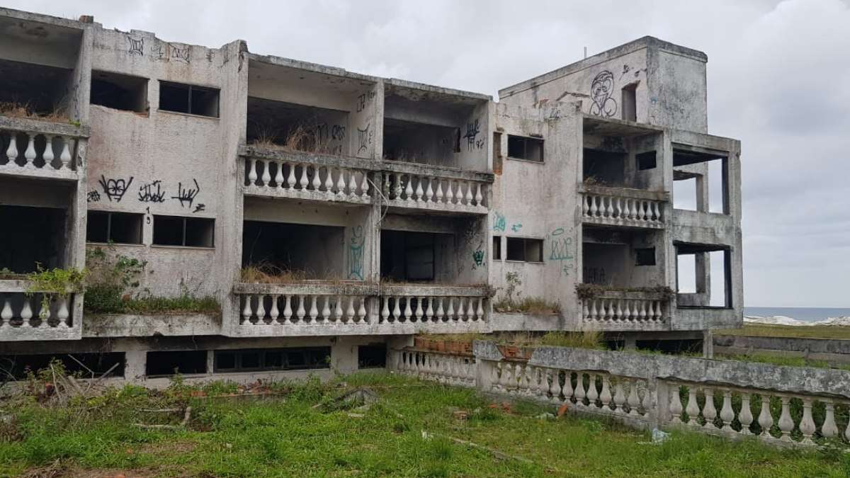 Hotel de luxo em Cabo Frio será demolido após anos abandonado