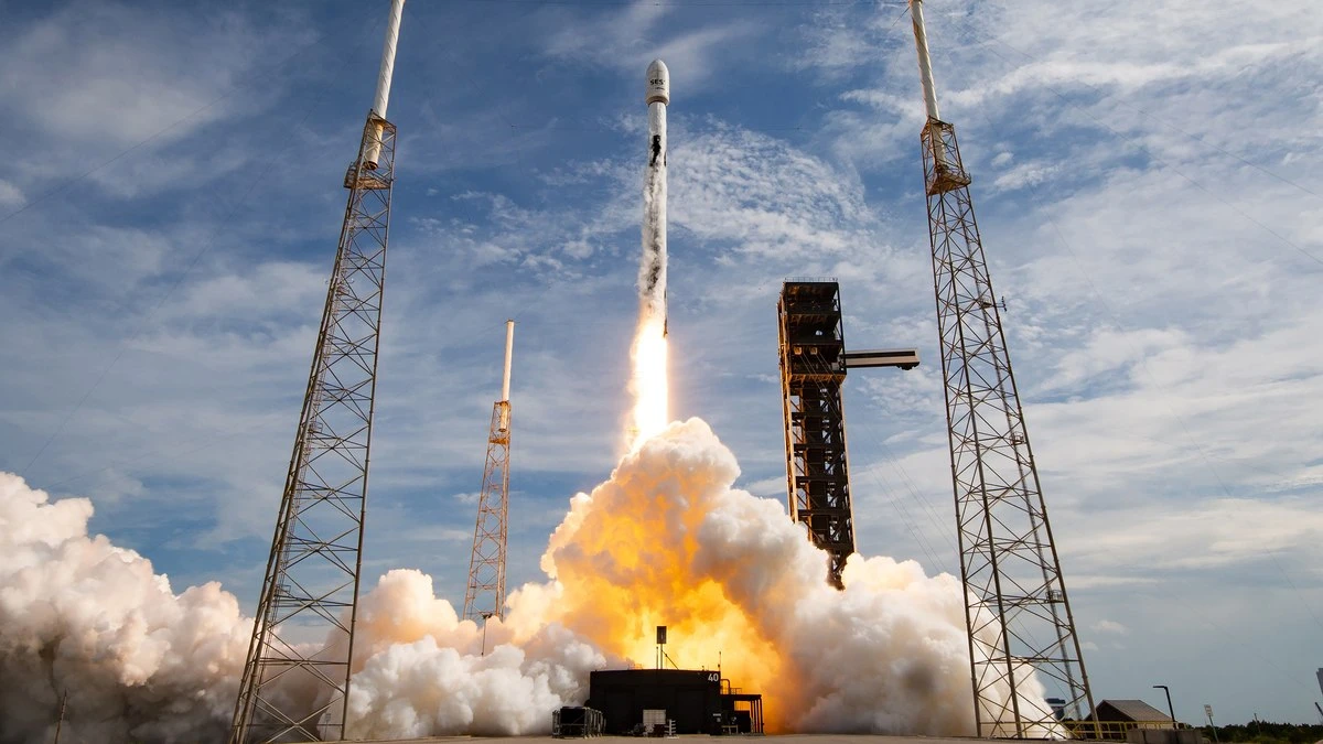 SpaceX lança dois satélites de internet e recupera foguete