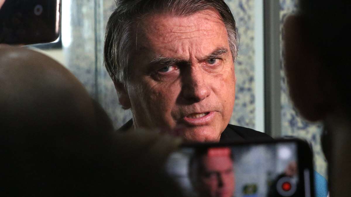 Jair Bolsonaro é internado hoje para realizar cirurgias no intestino