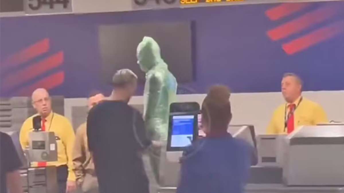 Vídeo: Homem se enrola em plástico e tenta se despachar como bagagem em aeroporto