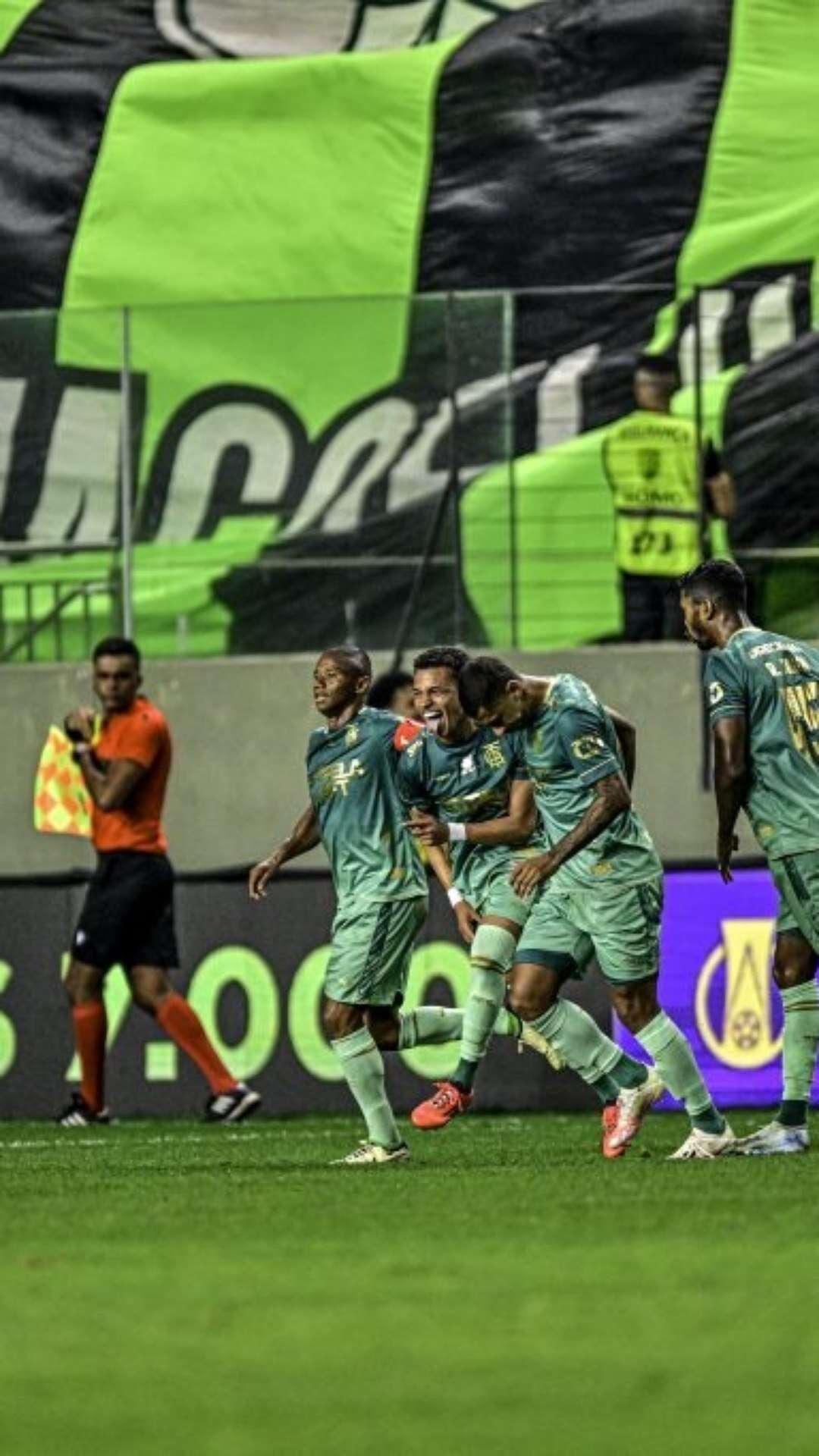 De virada América vence o Coritiba e se aproxima dos quatro primeiros