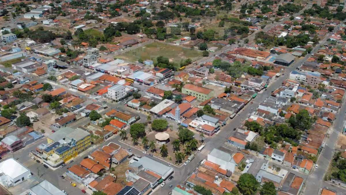 Homem volta de viagem e encontra cadáver no banheiro de casa; entenda