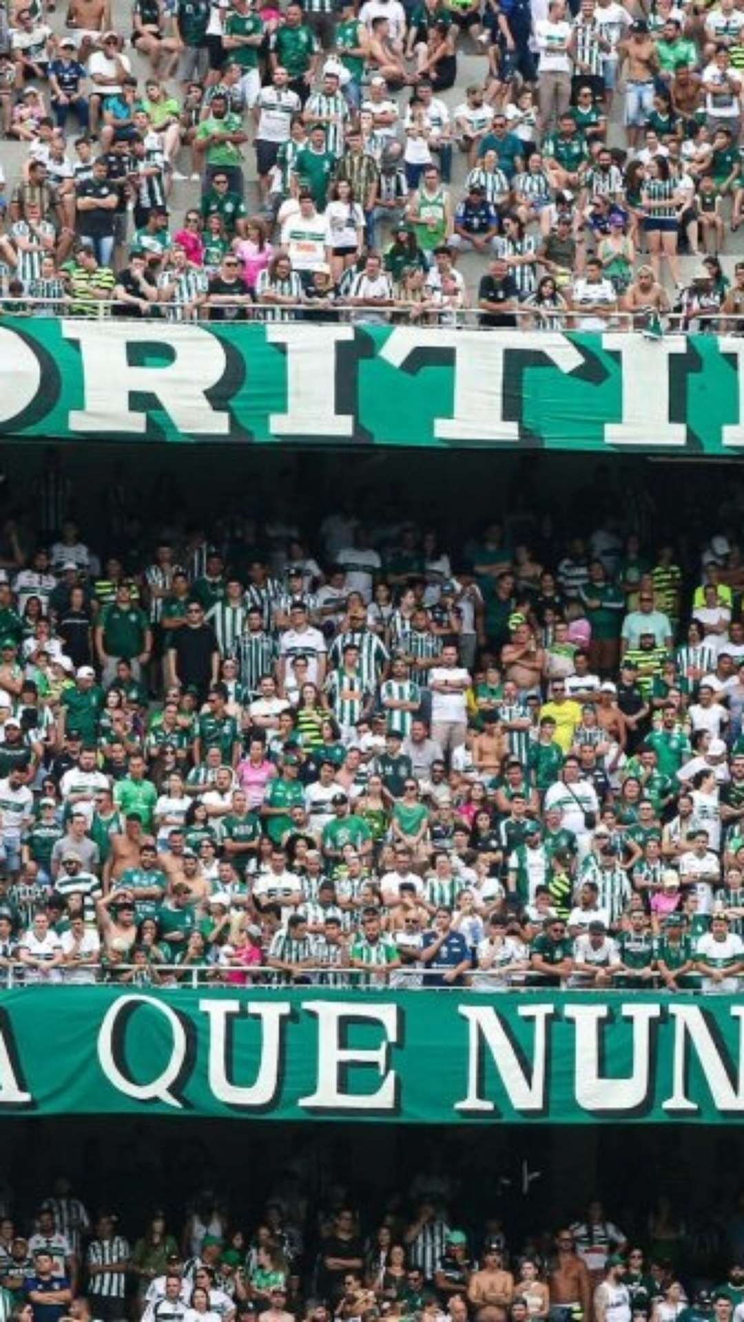 Torcedor do Coritiba cai da arquibancada do Couto Pereira e é levado a hospital