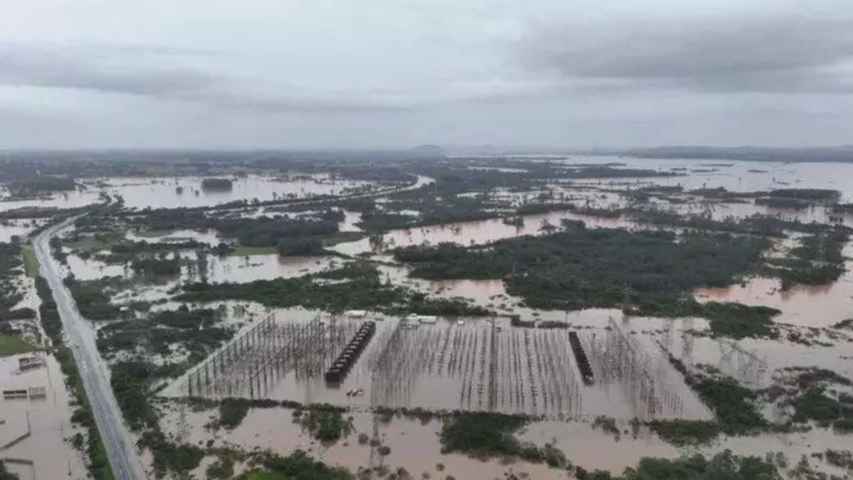 Quase metade das cidades do RS segue sem energia, diz Aneel