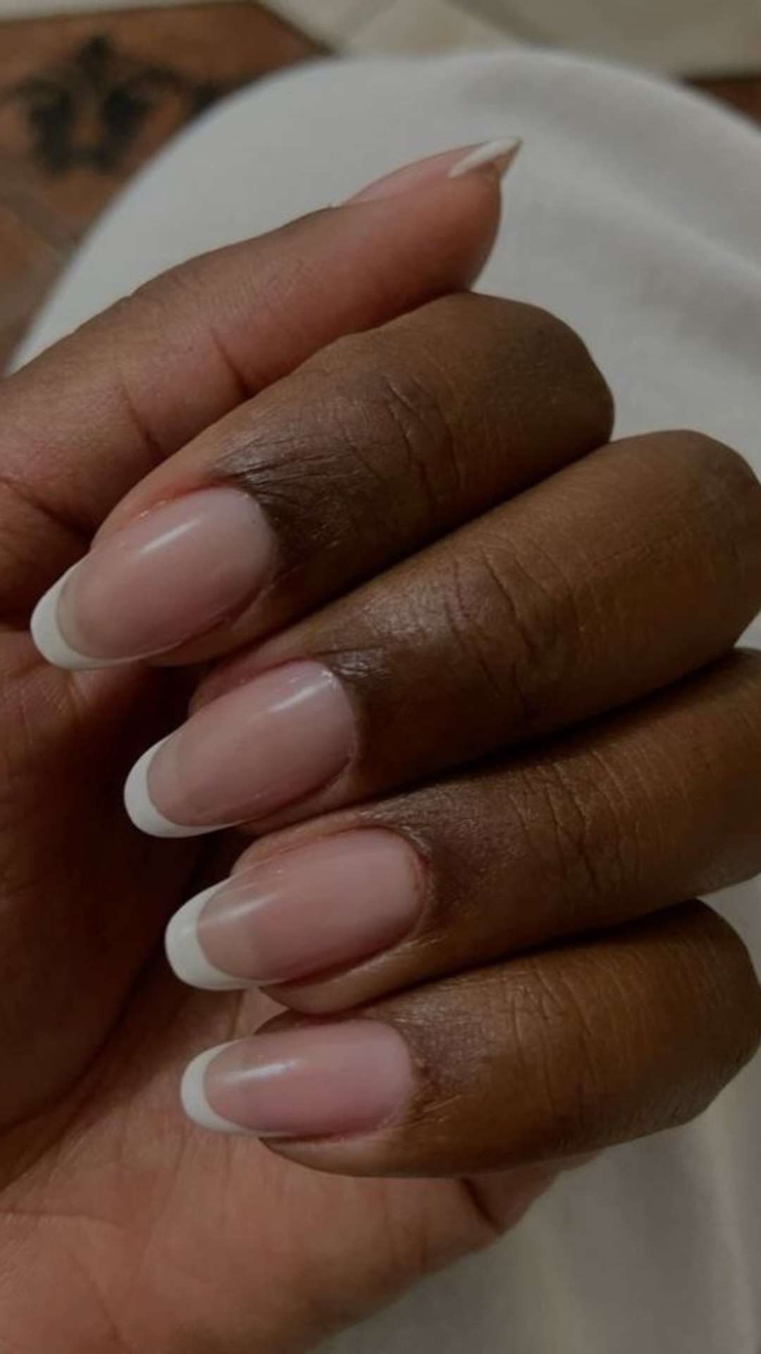 Como fazer francesinha em unha redonda? Manicure explica passo a passo